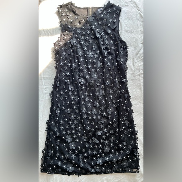 KARL LAGERFELD Paris Women’s Lace 3D Flower Appliques Sleeveless Shift Dress 🖤 - Picture 4 of 17